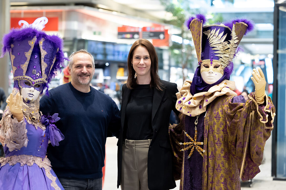 Bild 1_Center-Managerin Carina Weyringer mit venezianischem Faschings-Organisator Giuseppe Perna