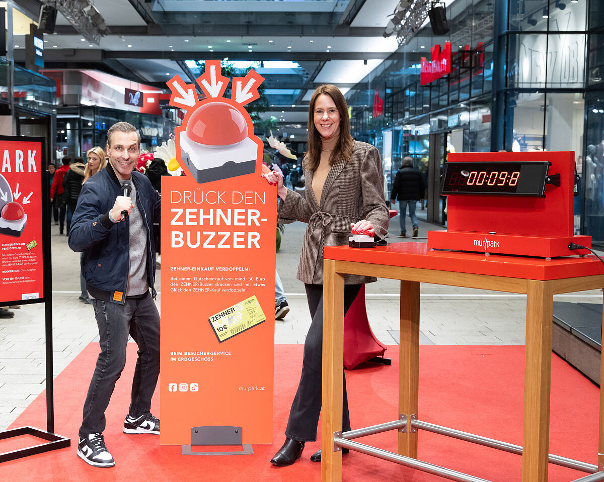 Bild 1_Moderator Chris Stephan und MURPARK Center-Managerin Carina Weyringer freuen sich auf den ZEHNER-Buzzer im MURPARK