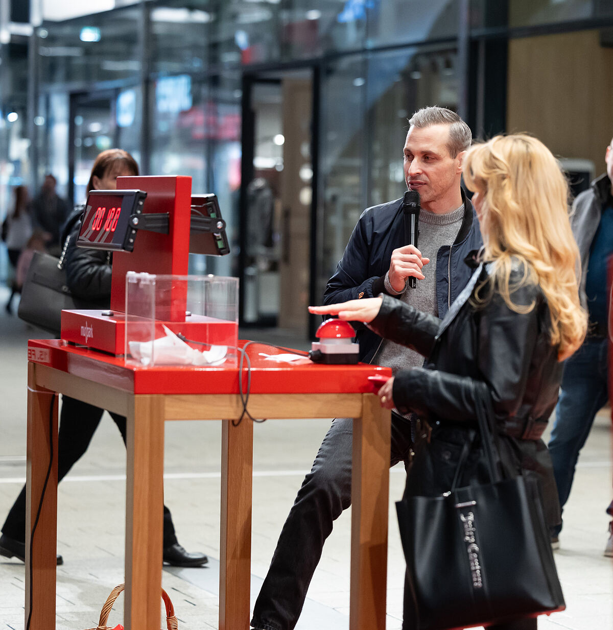 Bild 2_Der ZEHNER-Buzzer im MURPARK sorgt für gute Laune