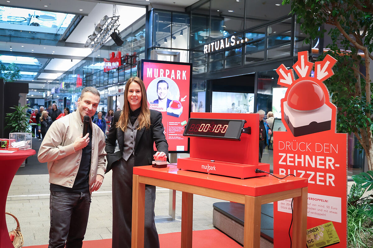 Bild 1_Center-Managerin Carina Weyringer mit Moderator Chris Stephan beim ZEHNER-Buzzer im MURPARK