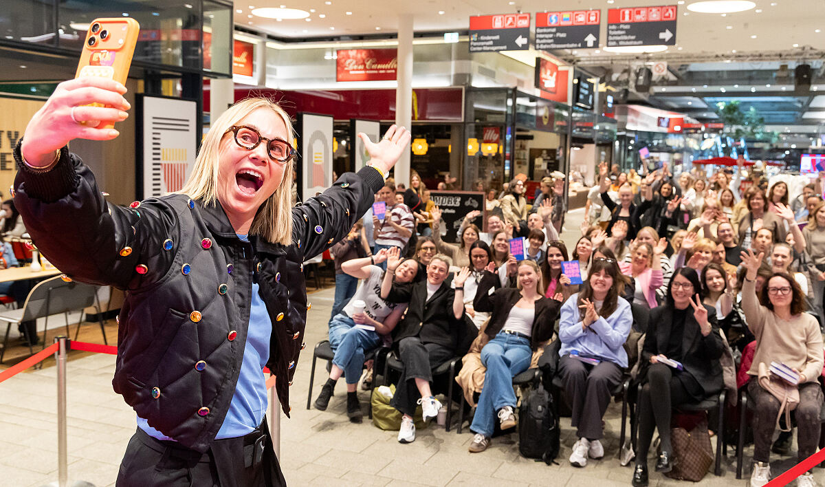 Bild 1_Autorin Karin Teigl umgeben von ihrer Community im MURPARK