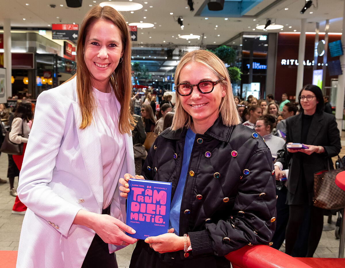 Bild 2_MURPARK Center-Managerin Carina Weyringer und Autorin Karin Teigl auf der Bühne