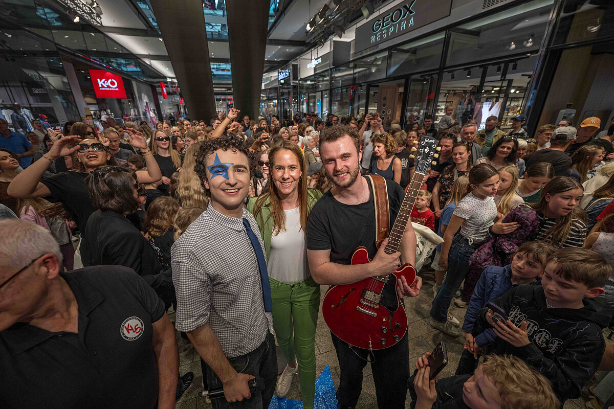 Bild 3_Center-Managerin Carina Weyringer gratuliert zur erfolgreichen Performance