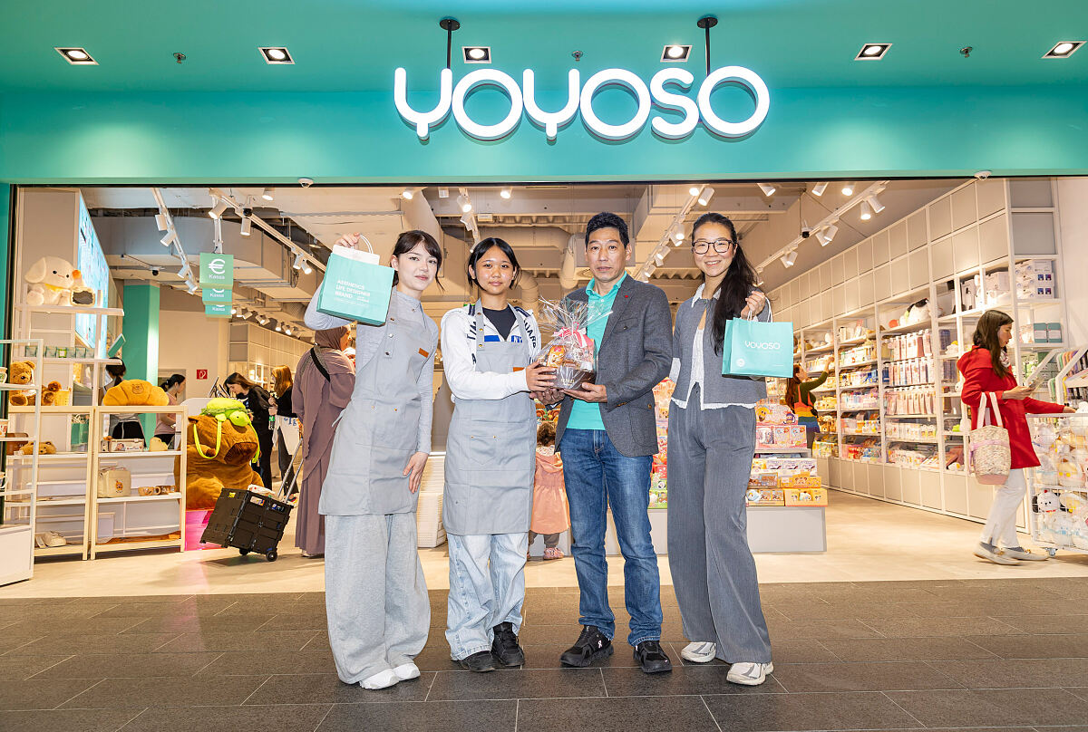 Bild 1_Das YOYOSO Team feiert die Eröffnung