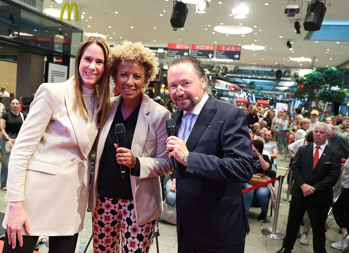 Bild 2_MURPARK Center-Managerin Carina Weyringer mit Arabella Kiesbauer und Wolfgang Pauritsch