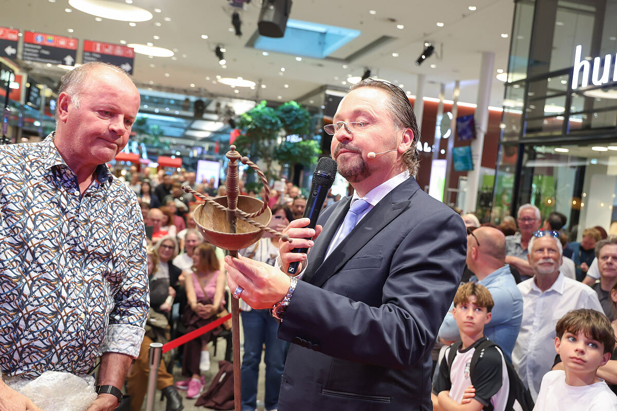 Bild 3_Wolfgang Pauritsch warf auf alle mitgebrachten Gegenstände einen fachkundigen Blick