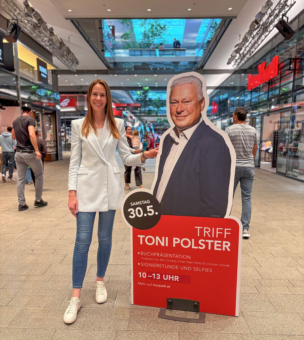 Bild 1_MURPARK Center-Managerin Carina Weyringer freut sich auf den Besuch von Fußball-Ikone Toni Polster