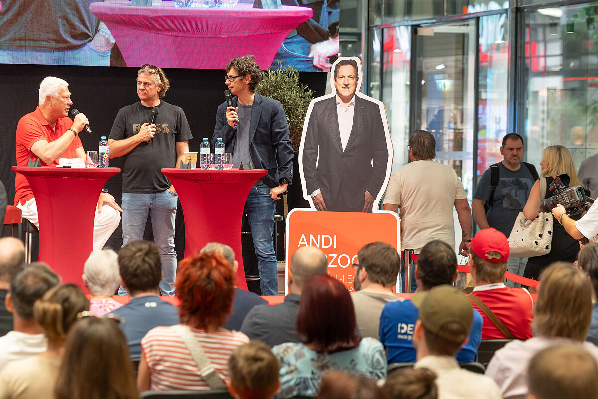Bild 1_Fußball-Ikone Toni Polster bei der Buchpräsentation im MURPARK