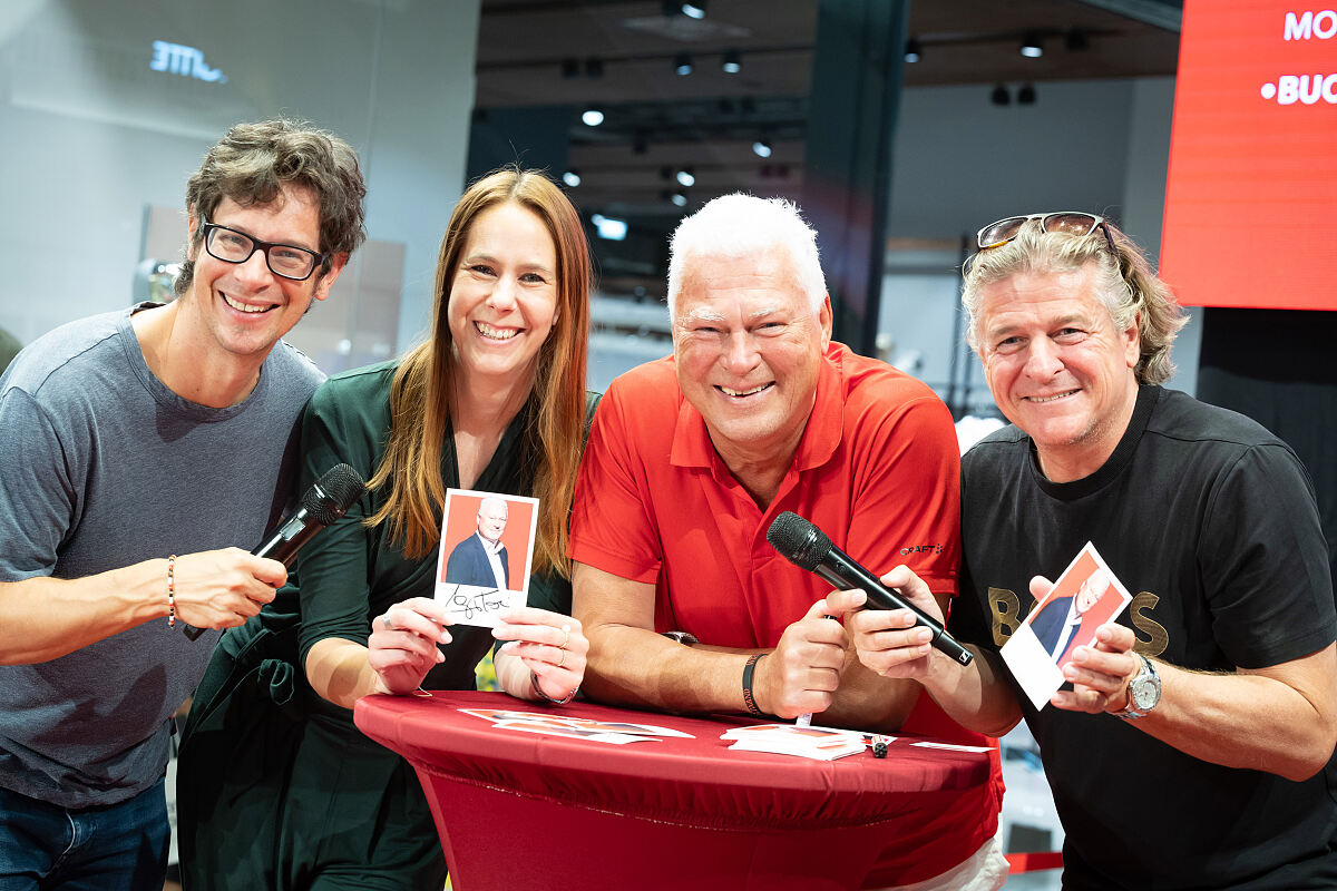 Bild 2_MURPARK Center-Managerin Carina Weyringer mit Toni Polster und den Comedy Hirten