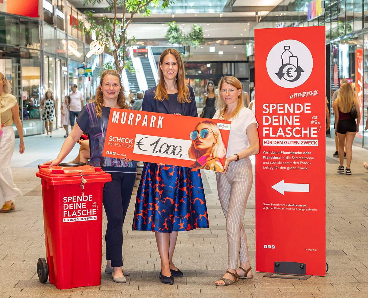 Bild 1_(v.l.n.r.) Mag.a Heike Hinterhofer von RAINBOWS, MURPARK Center-Managerin Carina Weyringer und Mag.a Xenia Hobacher von RAINBOWS bei der Spendenübergabe