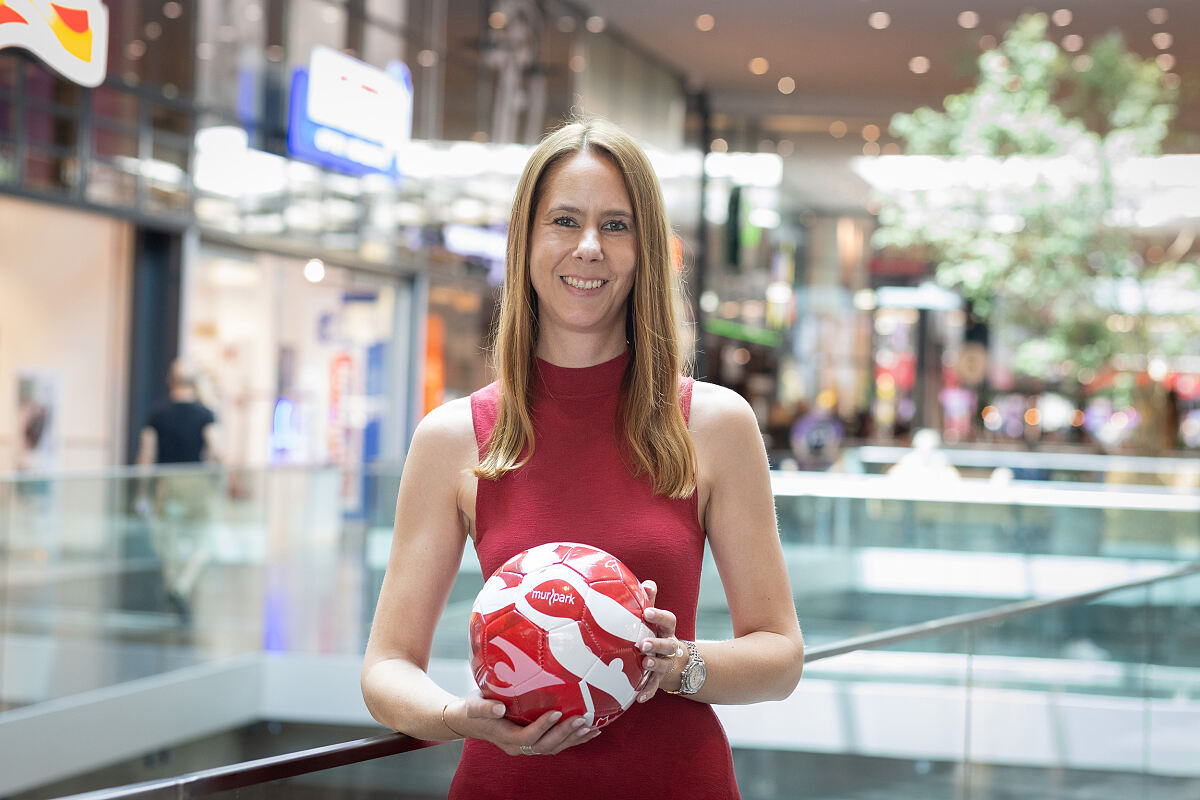 Bild 1_MURPARK Center-Managerin Carina Weyringer freut sich auf die Zeugnisaktion