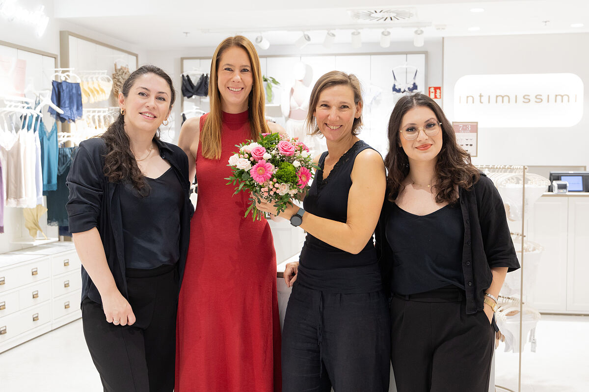 Bild 1_MURPARK Center-Managerin Carina Weyringer gratuliert dem Intimissimi-Team zum erfolgreichen Shop-Relaunch