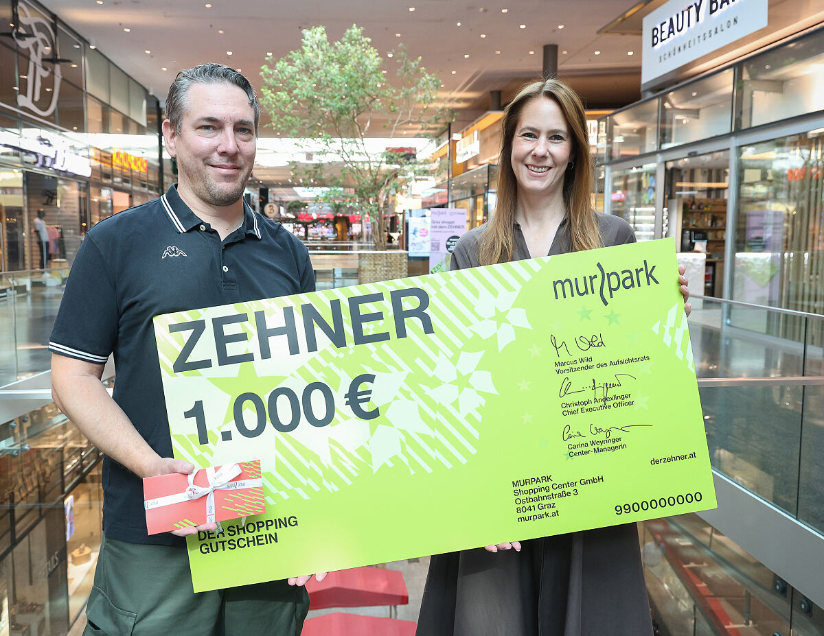 Bild 1_MURPARK Center-Managerin Carina Weyringer gratuliert zum Gewinn