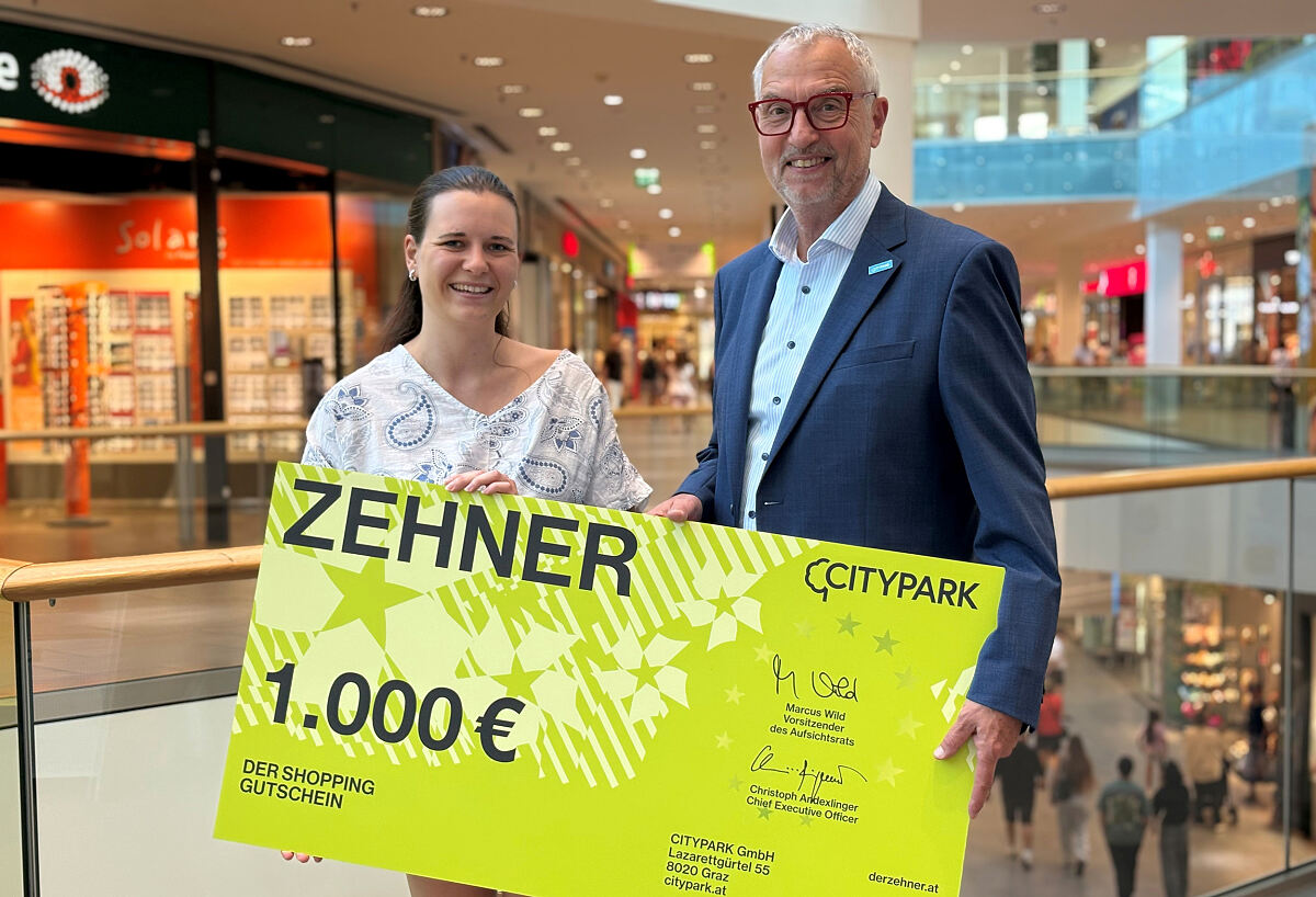 Bild 2_CITYPARK Center-Manager Mag. Richard Oswald gratuliert zum Gewinn