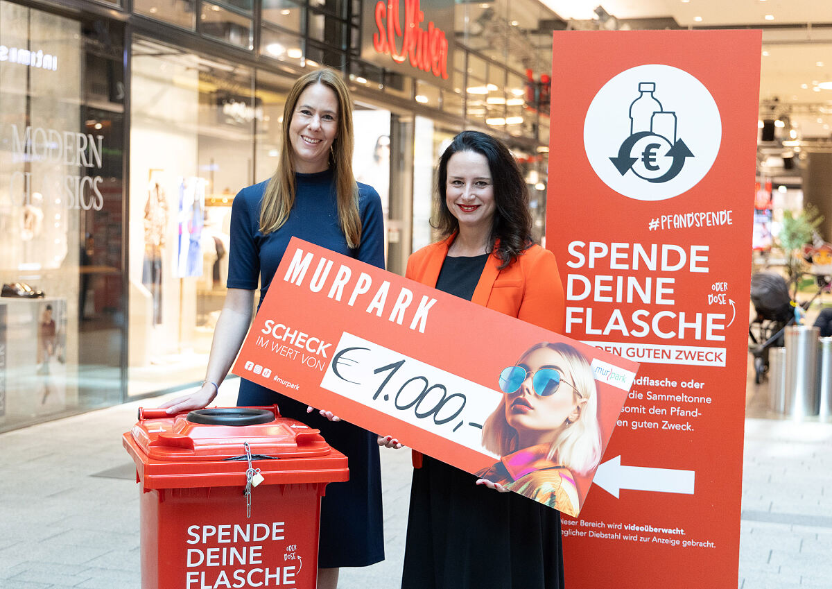 Bild 1_Jugend am Werk Geschäftsführerin Mag.a Sandra Schimmler und MURPARK Center-Managerin Carina Weyringer bei der Spendenübergabe