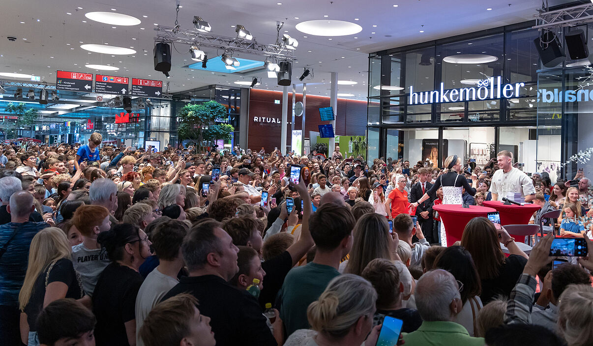 Bild 2_Fan-Ansturm bei YouTube-Star Lewinray im MURPARK