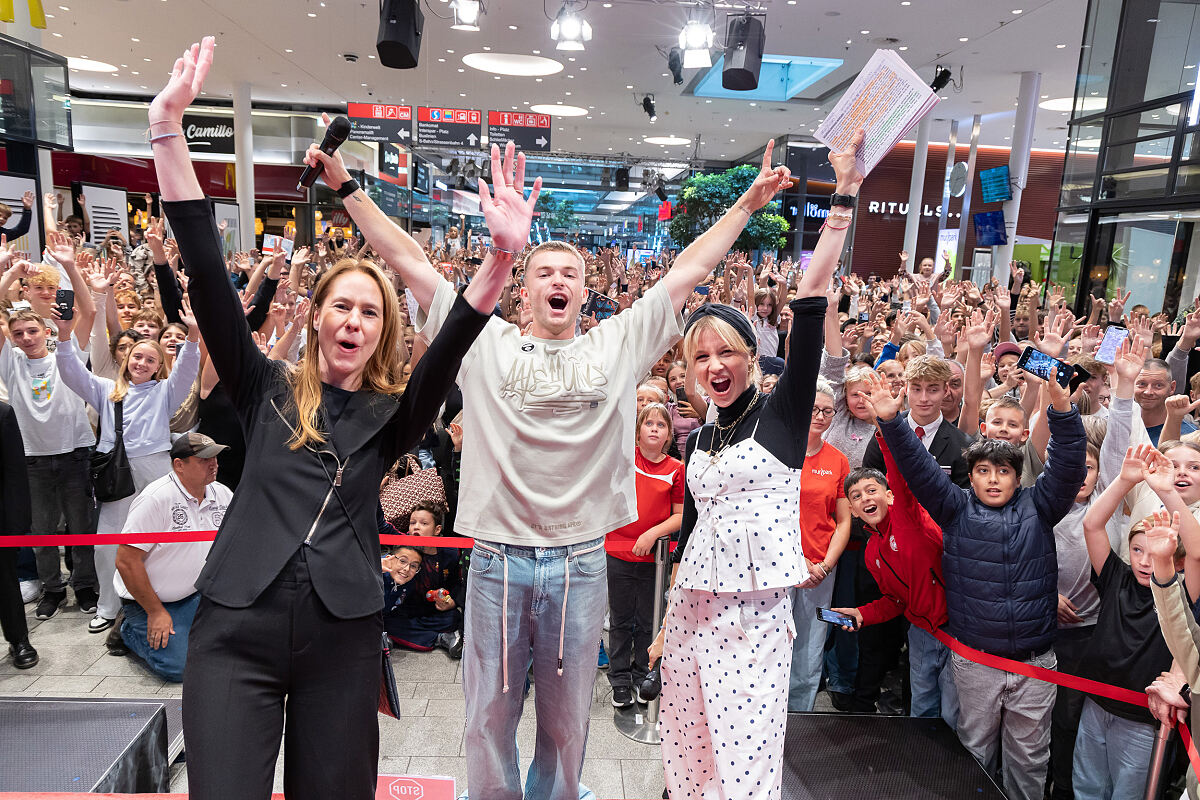 Bild 4_(v.l.n.r.) Center-Managerin Carina Weyringer, der sympathische YouTuber Lewinray und Moderatorin Fanny Stapf im MURPARK