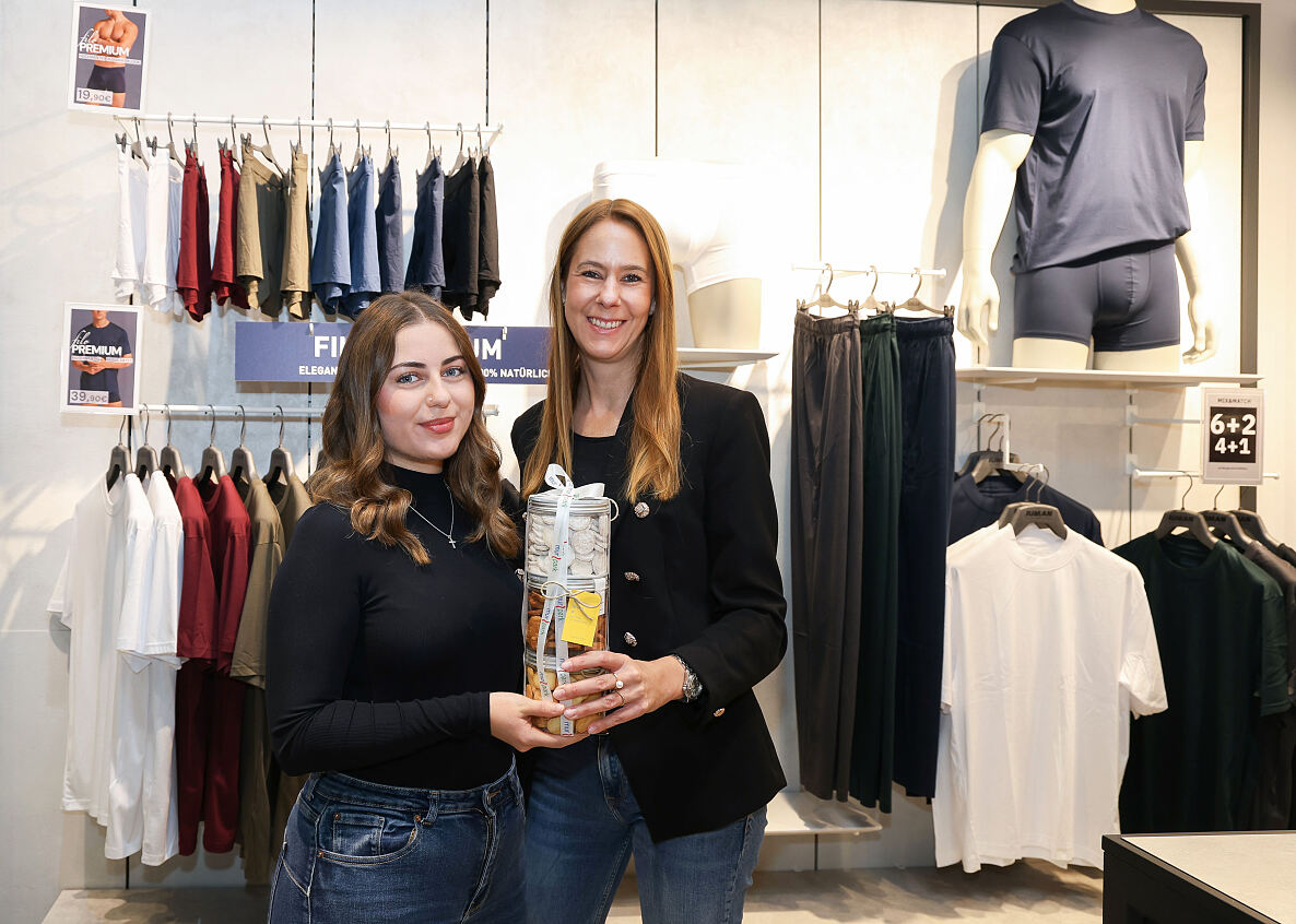 Bild 1_MURPARK Center-Managerin Carina Weyringer gratuliert zur erfolgreichen Eröffnung 