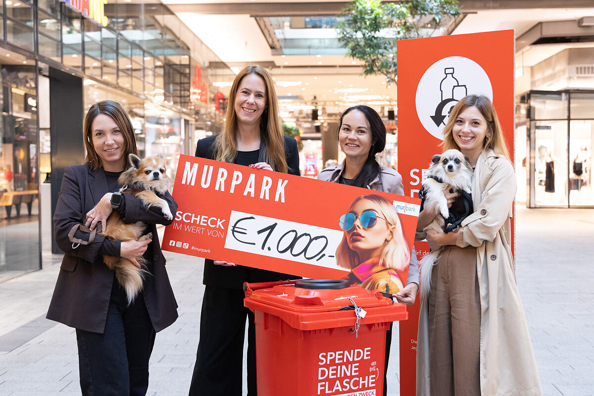 Bild 1_(v.l.n.r.) Karin Pendl von Arche Noah, MURPARK Center-Managerin Carina Weyringer, Katharina Gründl und Denise Luif von der Arche Noah bei der Spendenübergabe