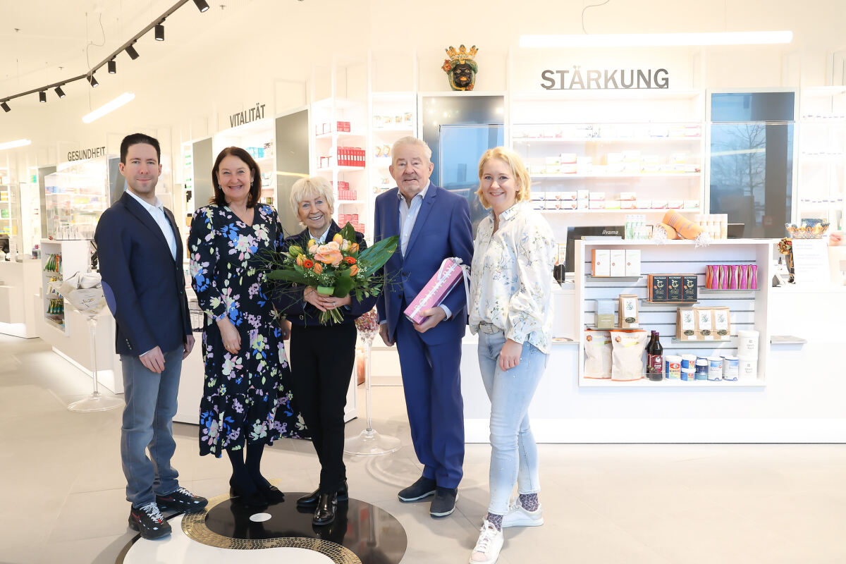 Bild 1_Mag. Edith Münzer gratuliert Familie Weißensteiner zur Eröffnung der größten Apotheke der Steiermark im MURPARK