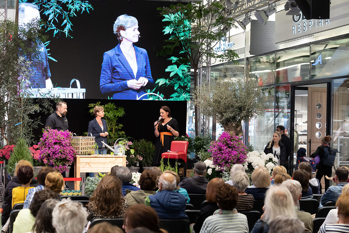 Bild 2_TV-Biogärtnerin Angelika Ertl, Profi-Gärtner Josef Edler sowie Moderatorin Kathi Wenusch begeisterten das Publikum 