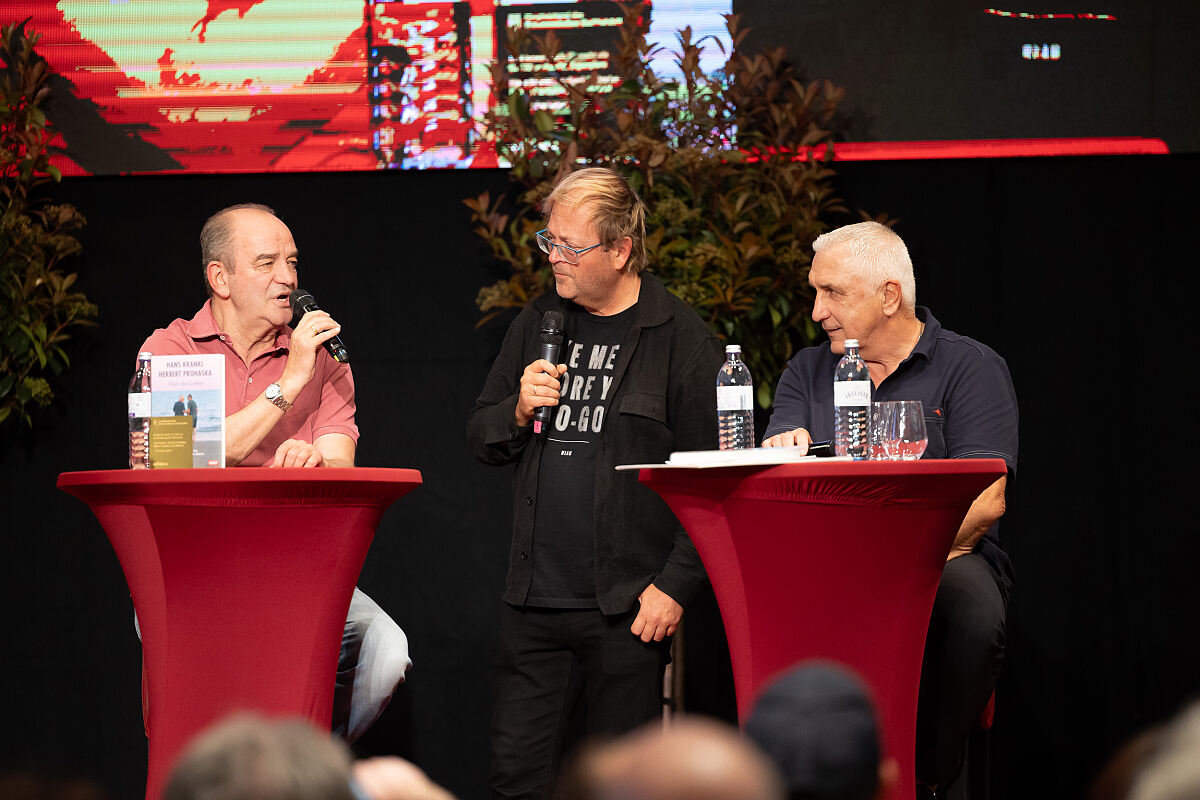 Bild 3_Moderator Erich Fuchs mit Herbert Prohaska und Hans Krankl