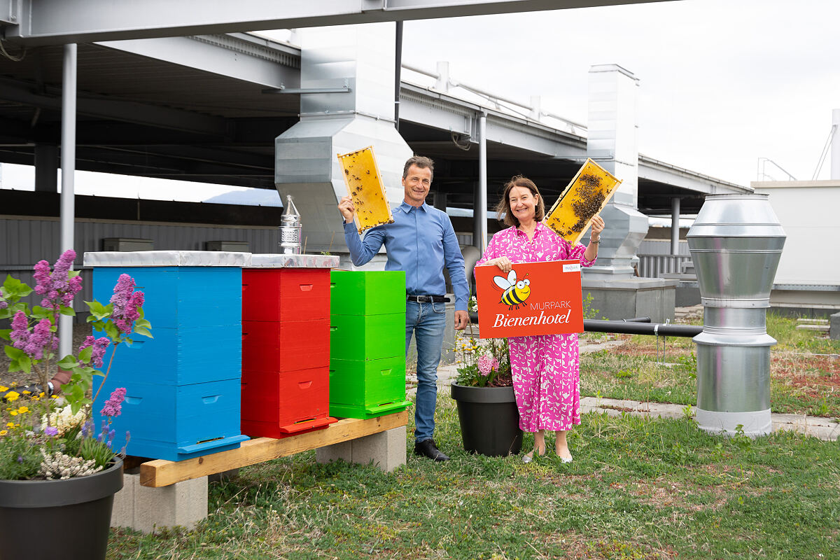 Bild 1_Imker Enver Kajtazovic und MURPARK Center-Managerin Edith Münzer vor den Bienenstöcken am Dach des MURPARK