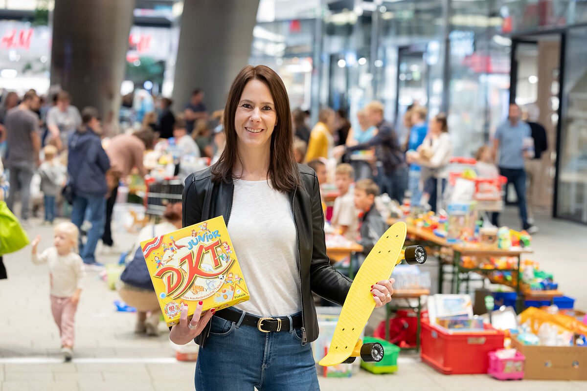 Bild 1_MURPARK Center-Managerin Carina Weyringer freut sich über den 16. Kinder-Spielzeugflohmarkt