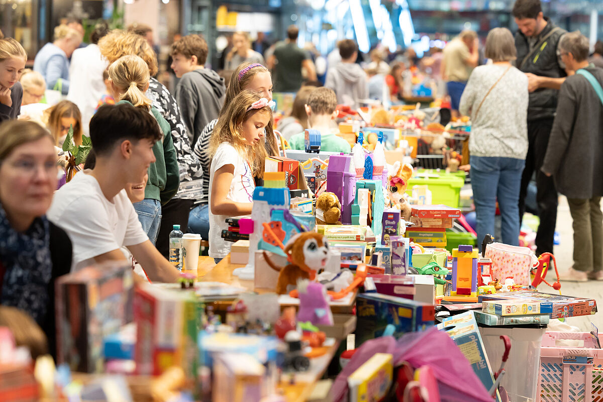 Bild 2_Das bunte Treiben beim Kinder-Spielzeugflohmarkt