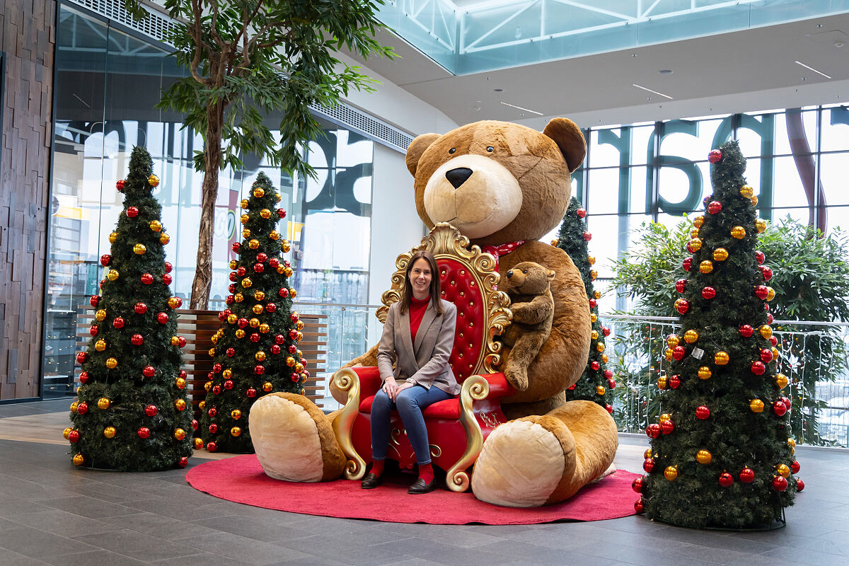 Bild 1_Carina Weyringer, MURPARK Center-Managerin freut sich auf die Weihnachtszeit