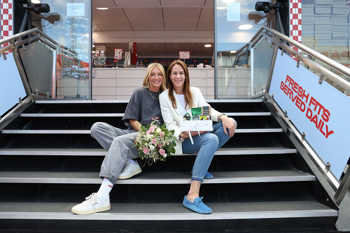 Bild 1_Center-Managerin Carina Weyringer mit Influencerin Karo Kauer