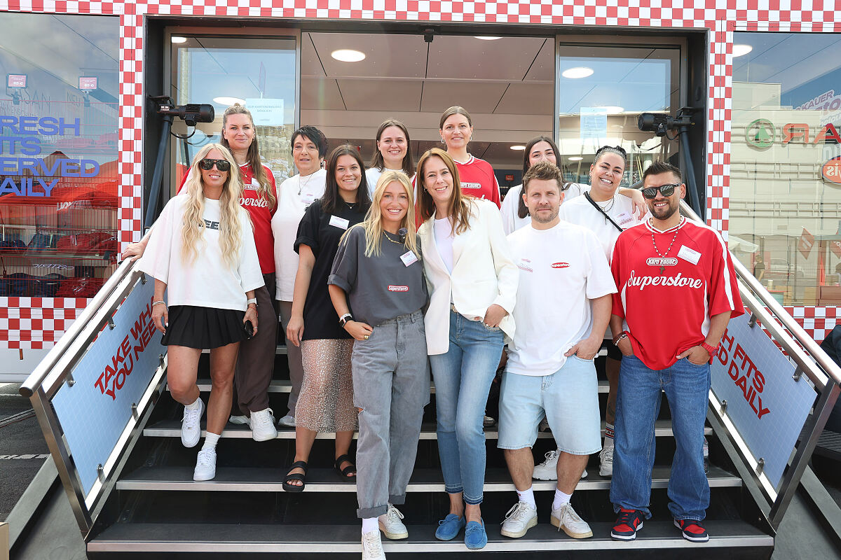 Bild 2_ Center-Managerin gratuliert Karo Kauer und ihrem Team zum gelungen Tourstart