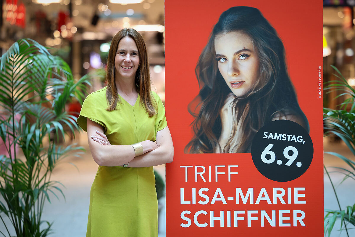 Bild 1_Center-Managerin Carina Weyringer freut sich auf Lisa-Marie Schiffner