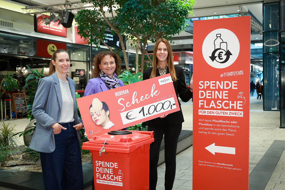 Bild 1_(v.l.n.r.) Alina Deacon, MA, Odilien-Institut Geschäftsführerin Mag. Bettina Schifko und MURPARK Center-Managerin Carina Weyringer