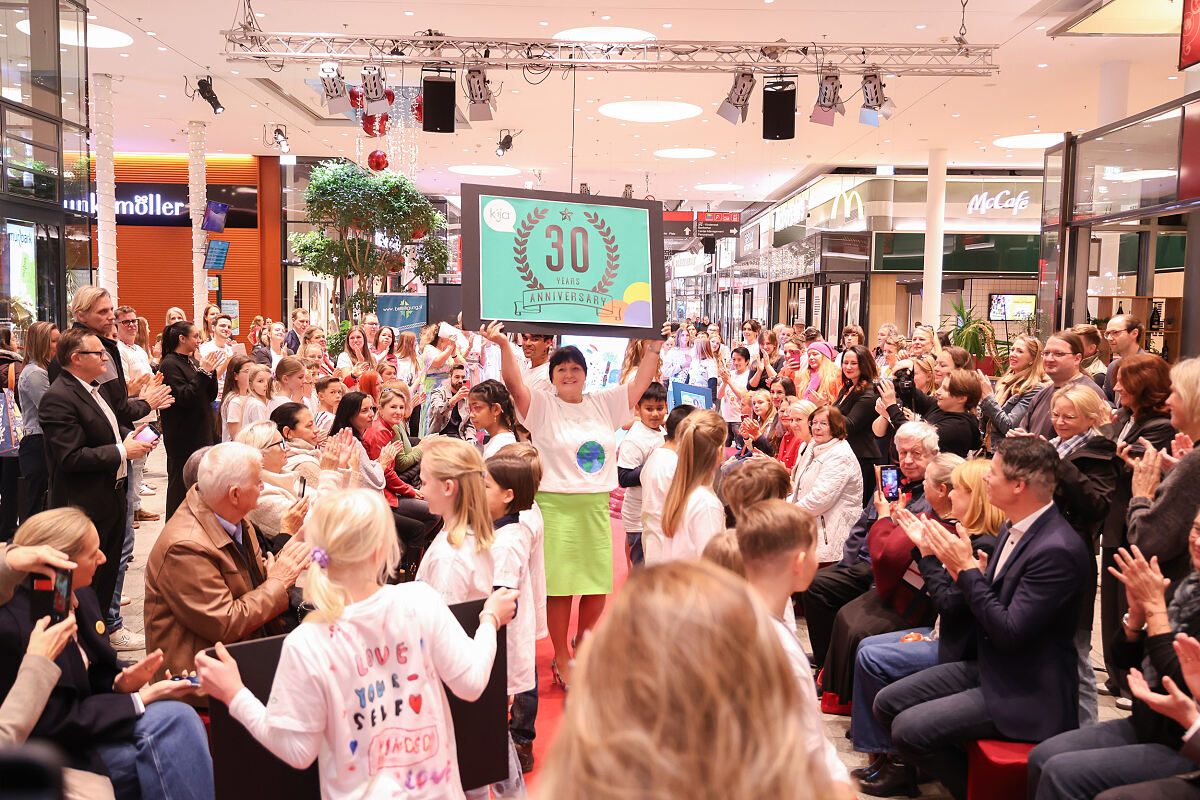 Bild 1_Landeshauptmann-Stellvertreterin Manuela Khom inmitten der Kinderrechte-Modenschau