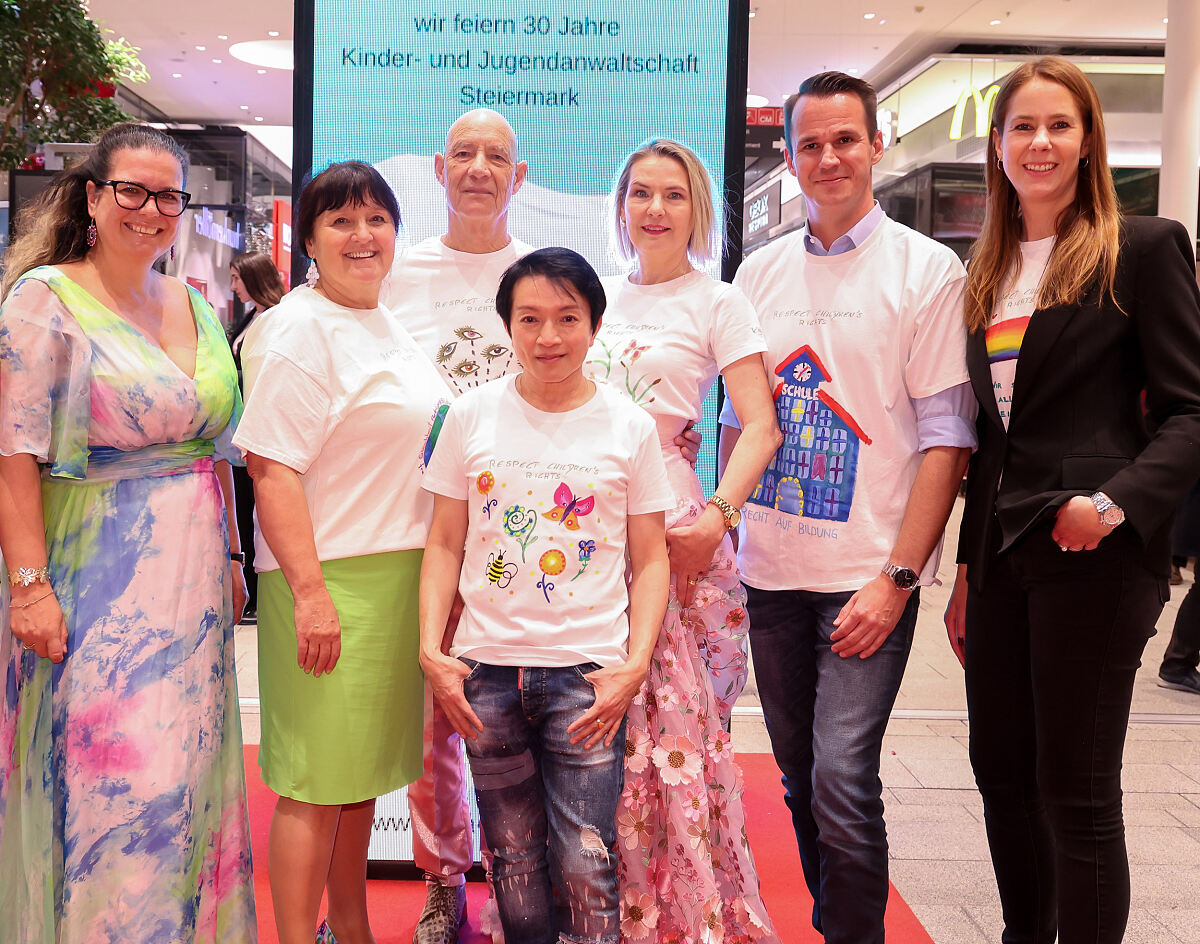 Bild 2_(v.l.n.r.) Mag. Denise Schiffrer-Barac, Landeshauptmann-Stellvertreterin Manuela Khom, Hannes und Claudia Rossbacher, Landesrat Mag. Stefan Hermann, MBL, MURPARK Center-Managerin Carina Weyringer und in der Mitte Designer La Hong Nhut