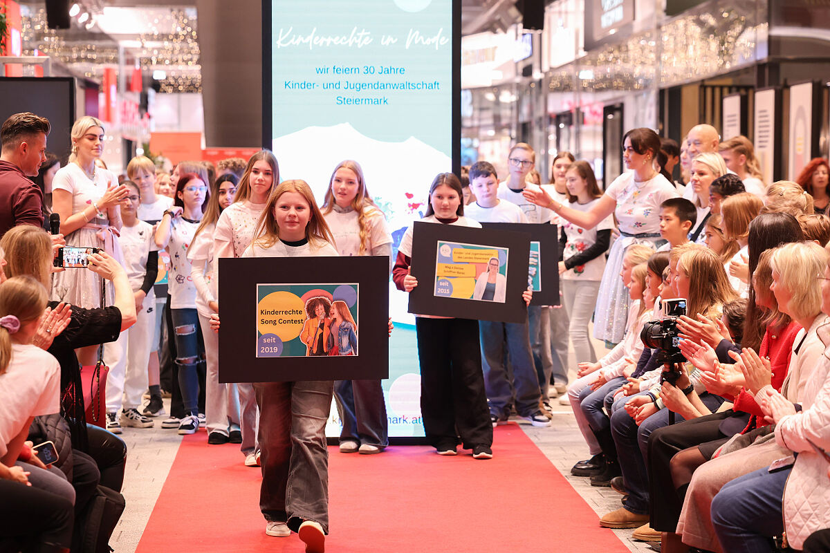 Bild 3_Strahlende Gesichter am Kinderlaufsteg: Die jungen Teilnehmer:innen präsentierten stolz ihre selbst gestalteten Werke rund um das Thema Kinderrechte.