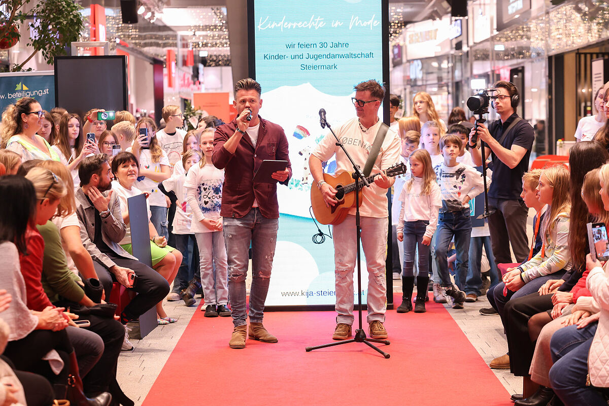 Bild 4_Moderator Gernot Pachernigg mit Max Bieder von der Band „Alle Achtung“