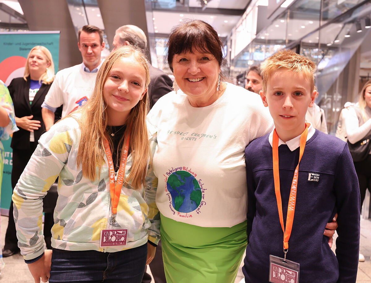 Bild 5_Landeshauptmann-Stellvertreterin Manuela Khom mit der Kinderbürgermeisterin und dem Kinderbürgermeister von Graz