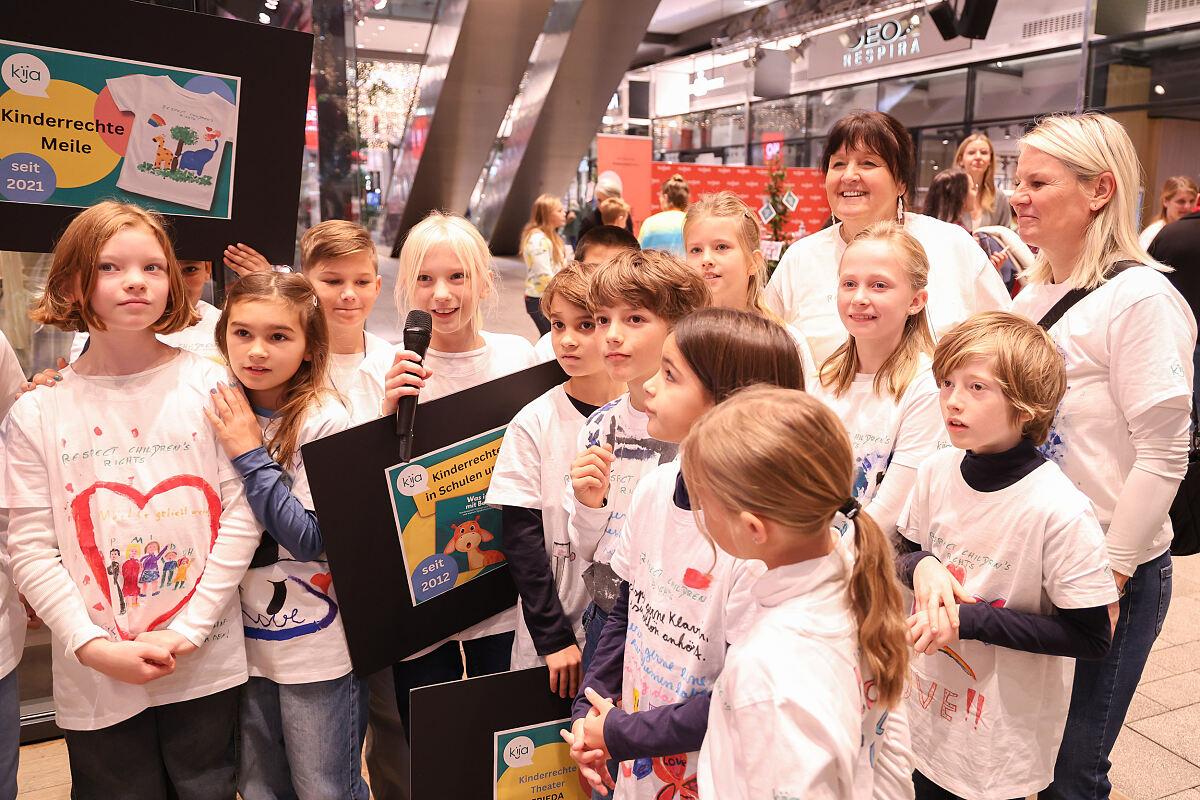 Bild 7_Landeshauptmann-Stellvertreterin Manuela Khom zeigt sich beeindruckt vom Engagement der Kinder inmitten der jungen Teilnehmer:innen des Kinderrechteprojekts.