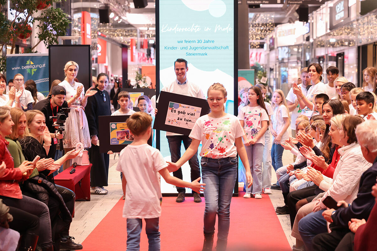 Bild 8_Landesrat Mag. Stefan Hermann, MBL, zeigte sich beeindruckt von der Kreativität der jungen Talente beim Kinderrechtetag.