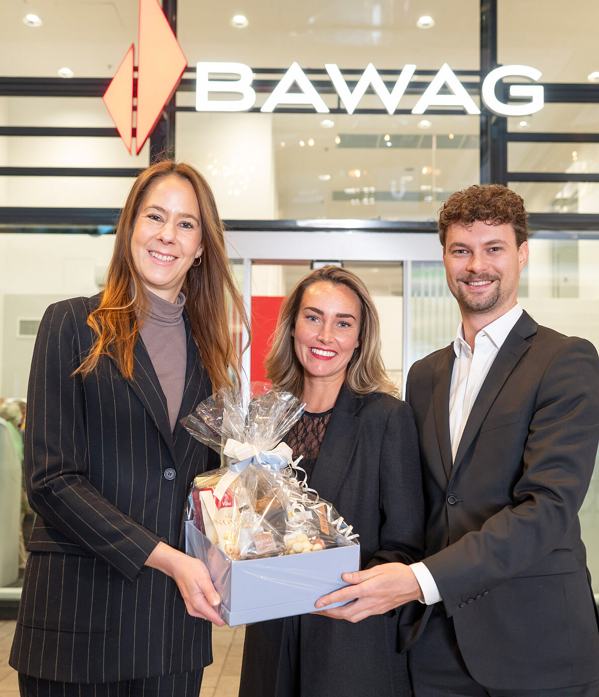 Bild 1_MURPARK Center-Managerin Carina Weyringer gratuliert zum erfolgreichen Relaunch