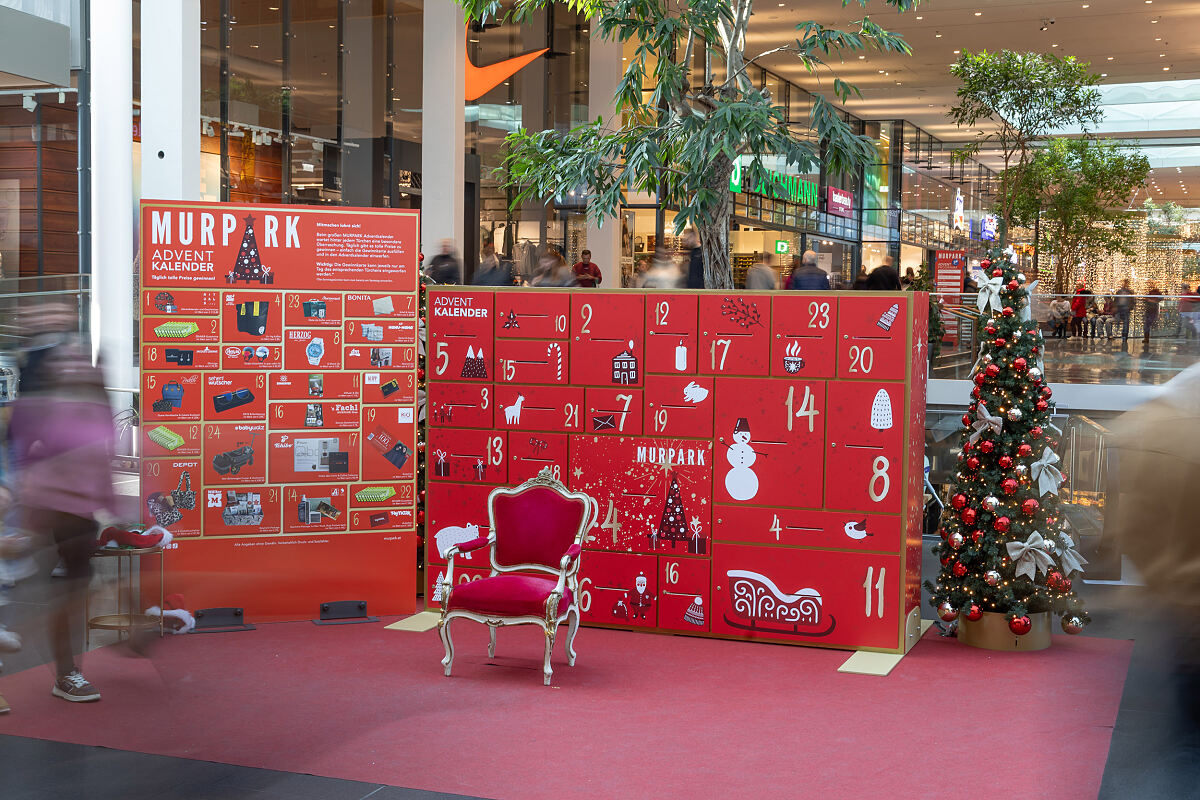 Bild 1_Der überdimensionale Adventkalender in der MURPARK Mall bietet jeden Tag neue Gewinnchancen